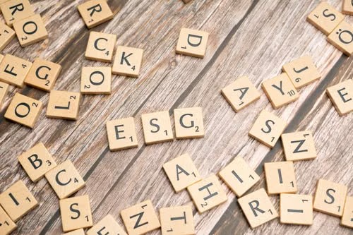 Fichas de Scrabble deletreando ESG y otras palabras relacionadas con sostenibilidad