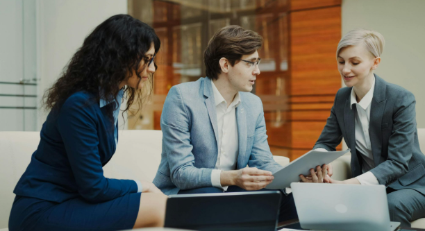 Equipo de profesionales reunidos revisando un documento financiero